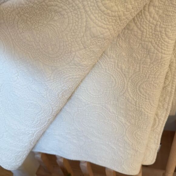 Earl & Wilson Medallion Stitched Full Size Cotton Quilt Coverlet in White - Picture 5 of 10